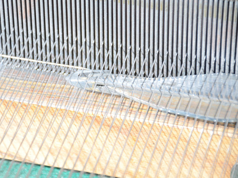 Rapier enter time in wire mesh weaving process